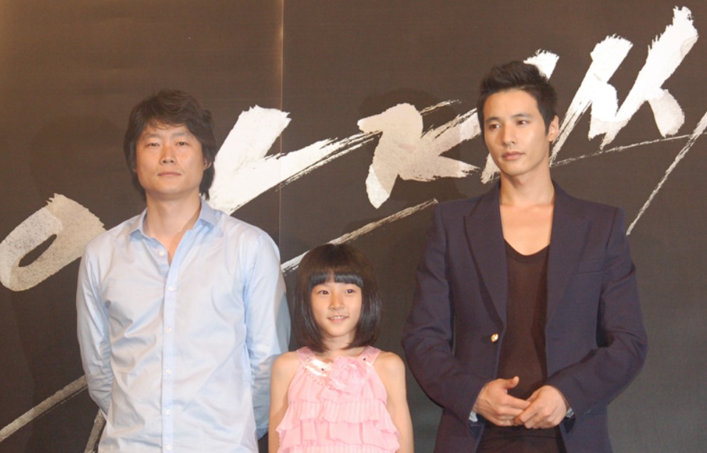 Kim Sae Ron (giua) va Won Bin (ngoai cung ben phai) trong mot buoi hop bao gioi thieu phim vao nam 2010. Anh: Kinocine