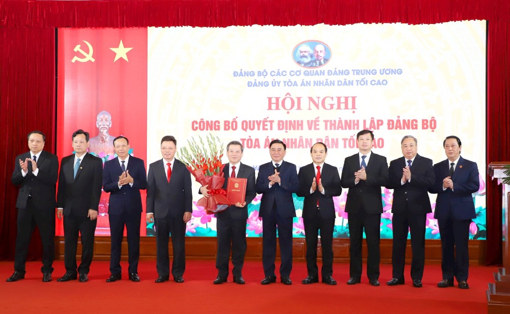 Politburo member, Standing member of the Secretariat Tran Cam Tu presented the decision and presented flowers to congratulate the personnel in the Standing Committee of the Party Committee of the Supreme People's Court. Photo: VGP