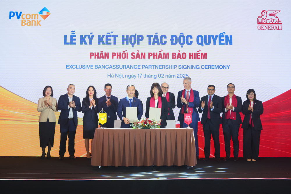 Generali Việt Nam và Ngân hàng TMCP Đại Chúng Việt Nam (PVcomBank) ký kết hợp tác chiến lược phân phối độc quyền sản phẩm bảo hiểm nhân thọ. Ảnh: DN cung cấp