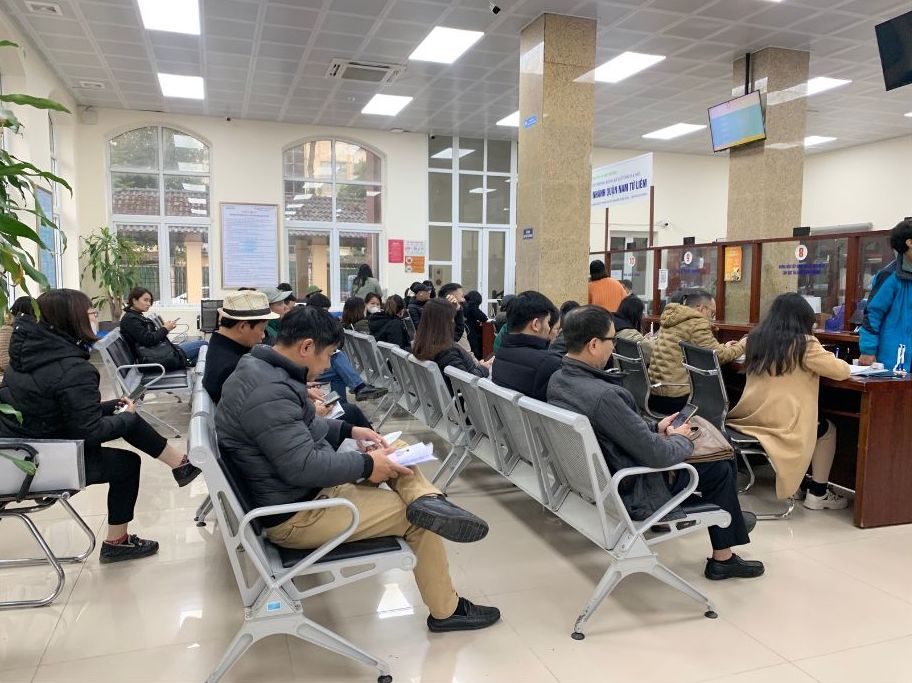 After Circular 29 took effect, many teachers went to the one-stop department of the District People's Committee to register for extra classes. Photo: Phuong Anh