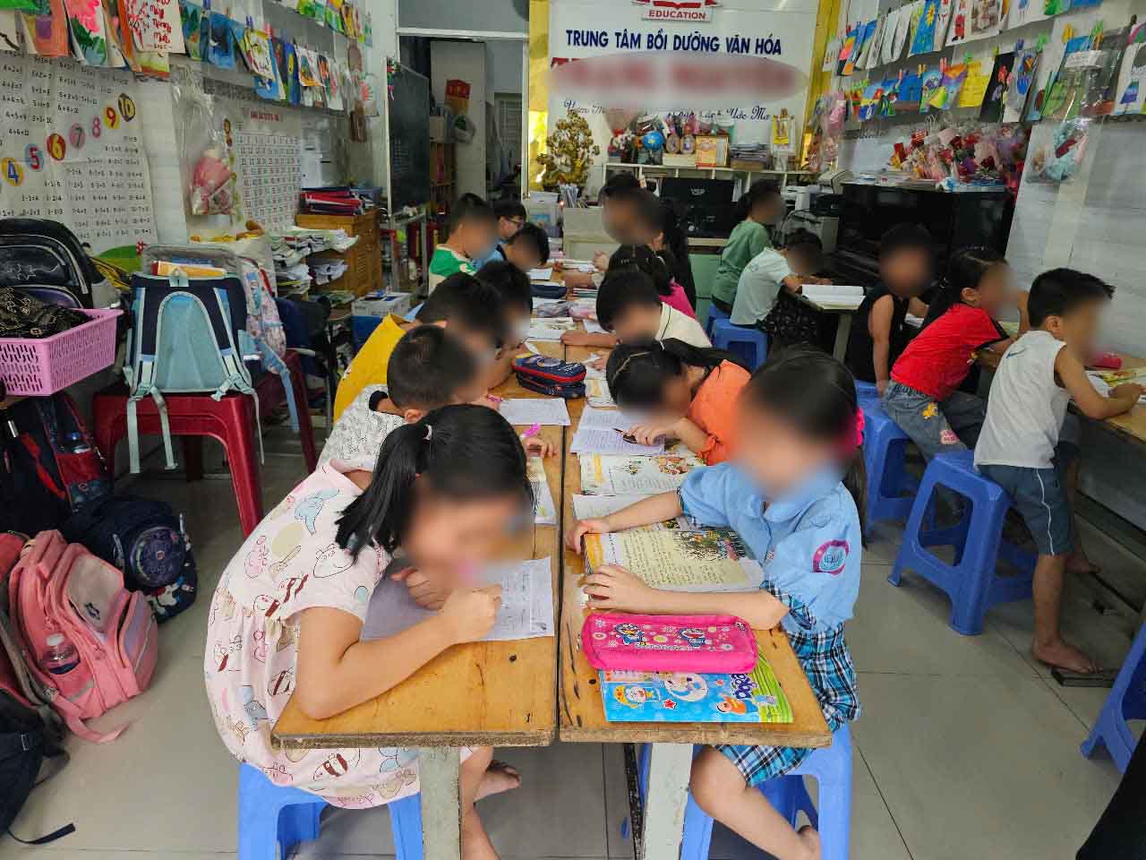 Violating the provisions of Circular 29 on extra teaching and learning, Trang Nguyen Cultural Training Center was fined. Photo: Viet Dung