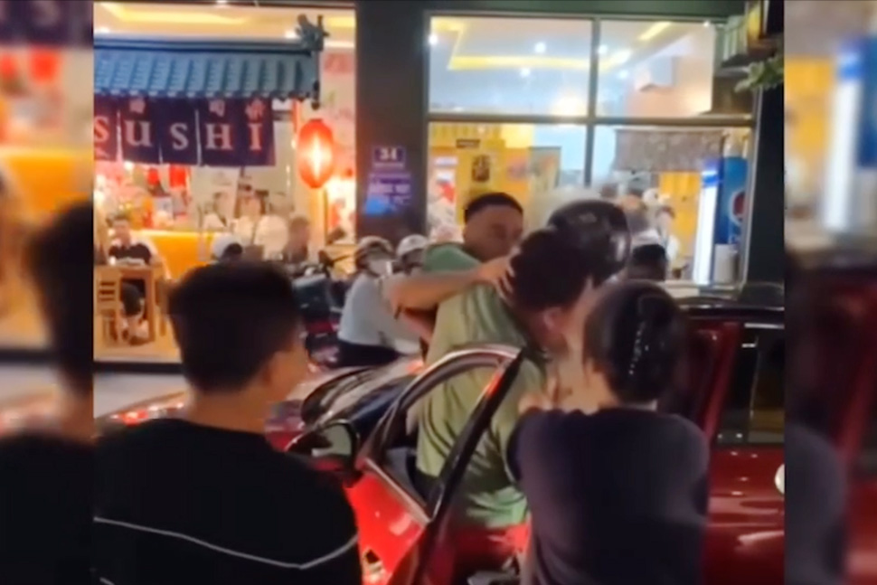 Car driver assaulted a motorbike taxi driver after a traffic incident on the road in Quy Nhon City (Binh Dinh). Photo: Mr. Vu