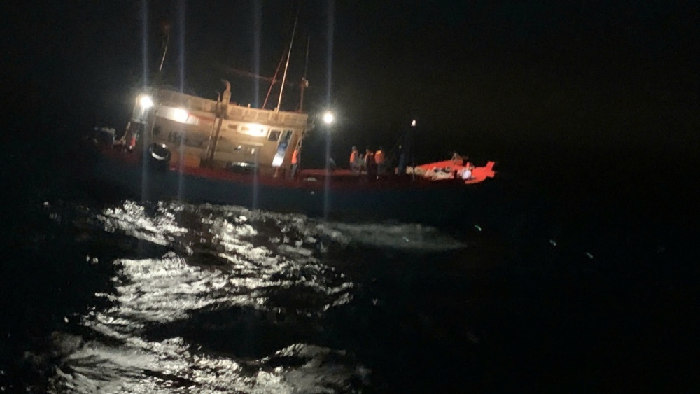 Qua kiểm tra, Bộ Tư lệnh Vùng Cảnh sát biển 4 phát hiện tàu cá chở 30.000 lít dầu DO trái phép. Ảnh: BTL Vùng CSB4