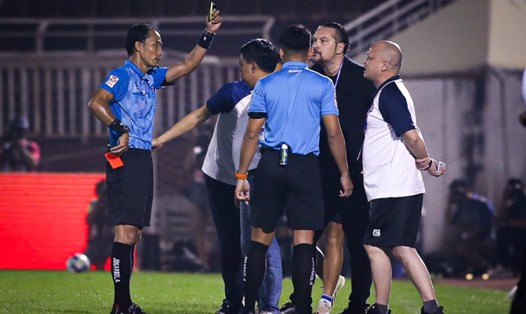Trọng tài Lê Vũ Linh trong trận đấu giữa TPHCM và Thanh Hóa vòng 13 V.League. Ảnh: Thanh Vũ