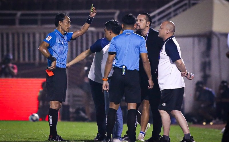 Referee Le Vu Linh in the match between Ho Chi Minh City and Thanh Hoa round 13 of V.League. Photo: Thanh Vu