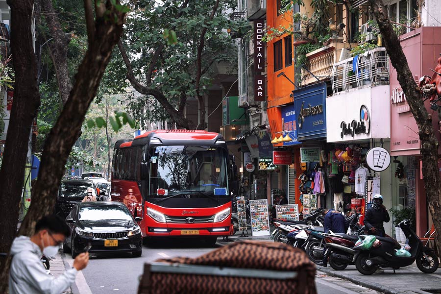 Tu 1.3, Ha Noi thi diem cam phuong tien o to tren 16 cho (tru xe bus va xe dua don hoc sinh) hoat dong trong gio cao diem tai khu vuc pho co va ho Guom de giam un tac, o nhiem moi truong. Anh: Viet Anh - Hoang Xuyen