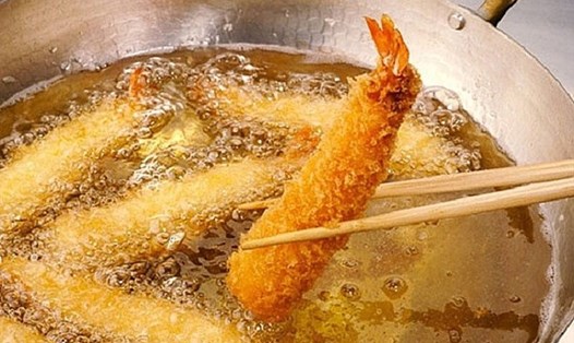 Các món ăn giàu đường, dầu mỡ có thể ảnh hưởng đến chất lượng giấc ngủ. Ảnh: Hải Minh.