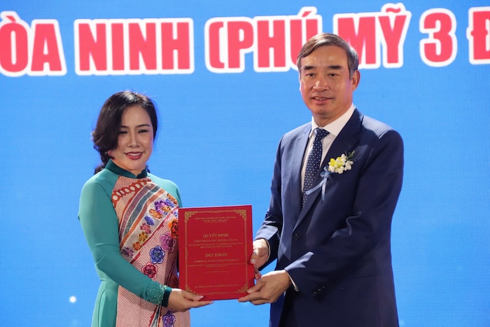 Mr. Le Trung Chinh, Chairman of the People's Committee of Da Nang City, presented the decision approving the investment policy to Thanh Binh Phu My Joint Stock Company. Photo: Nguyen Linh