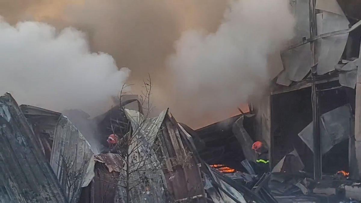 Scene of the fire at a scrap yard in Binh Duong. Photo: Dinh Trong