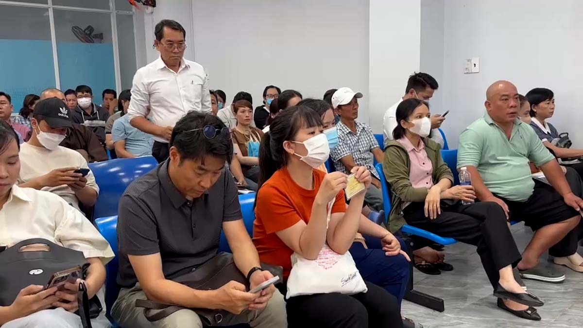 People carry out procedures for granting and exchanging driving licenses in Ho Chi Minh City. Photo: Tam Quynh