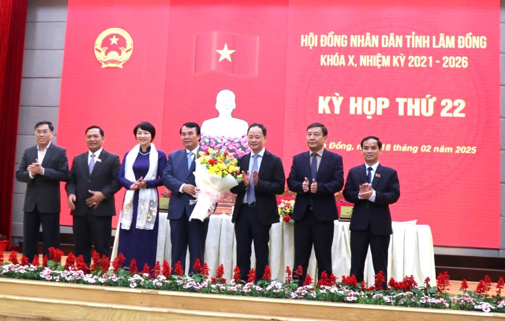 The Provincial People's Council dismissed Mr. Pham S (the person receiving the flowers) from the position of Vice Chairman of Lam Dong Provincial People's Committee. Photo: Lam Hong