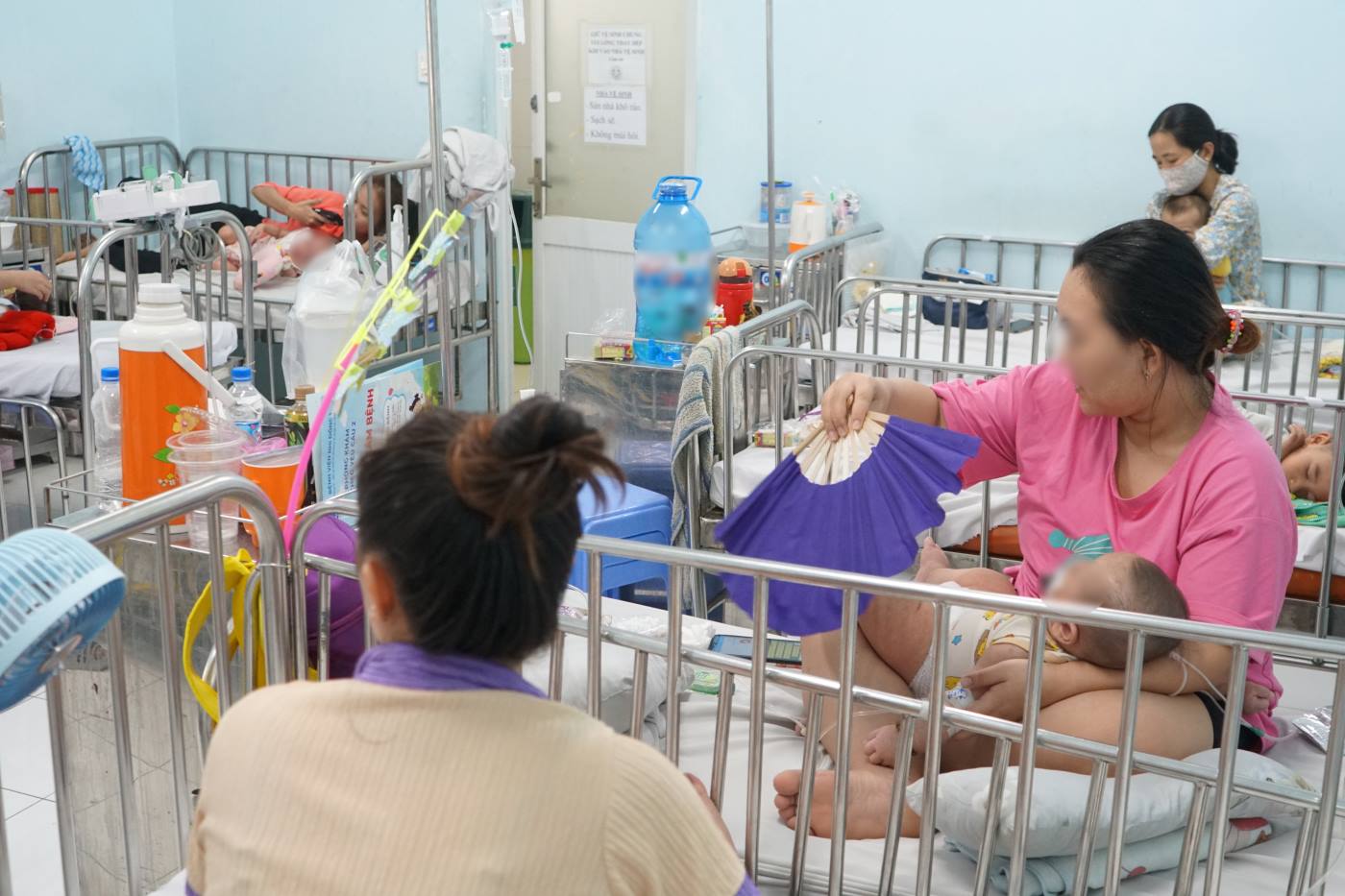 Children hospitalized for measles treatment. Photo: Thanh Chan