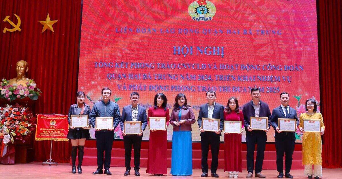 Hai Ba Trung District Labor Federation organized the emulation movement awards ceremony in 2024 and launched emulation in 2025. Photo: Trade Union