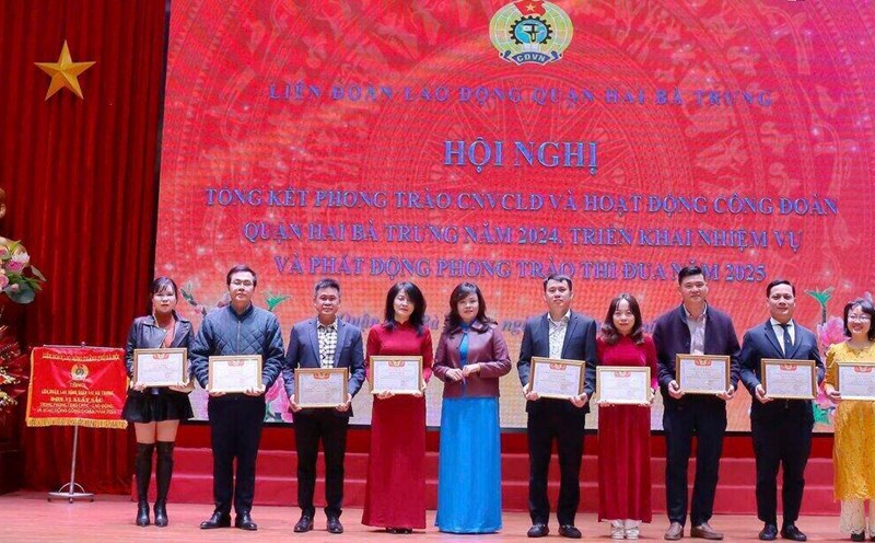 Hai Ba Trung District Labor Federation organized the emulation movement awards ceremony in 2024 and launched emulation in 2025. Photo: Trade Union