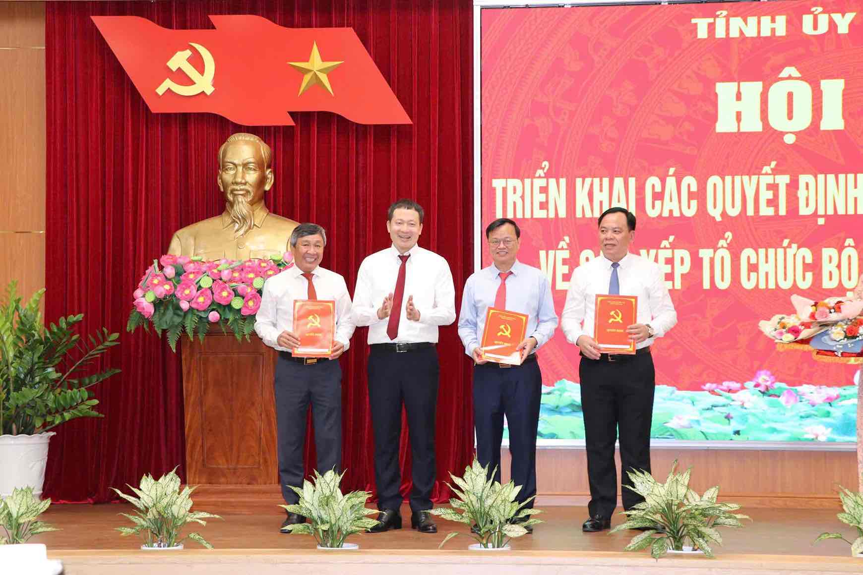Dong Nai Provincial Party Secretary Vu Hong Van presented the decision to Mr. Ho Thanh Son, Mr. Cao Tien Dung, and Mr. Vo Tan Duc. Photo: HAC