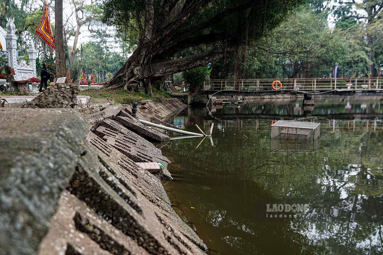 Trong khi do, tai Cong vien Bach  Thao, he thong bo ke quanh ho nuoc ben trong cong vien da  hu hong nhieu nam.