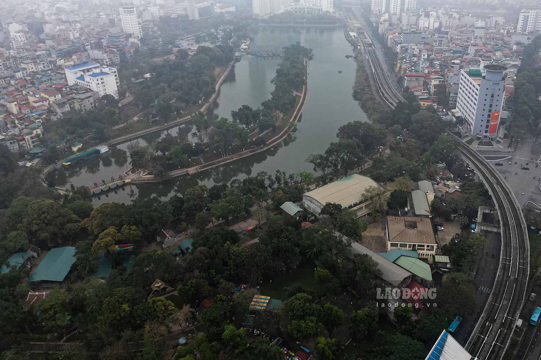 Theo ghi nhan cua Lao Dong ngay 18.2, Cong vien Thu Le (hay con goi la Vuon thu Ha Noi) la dia diem vui choi thu hut cac gia dinh moi dip cuoi tuan. Nhung hien trang ton tai nhieu hang muc co dau hieu xuong cap, canh quan thieu tham my.