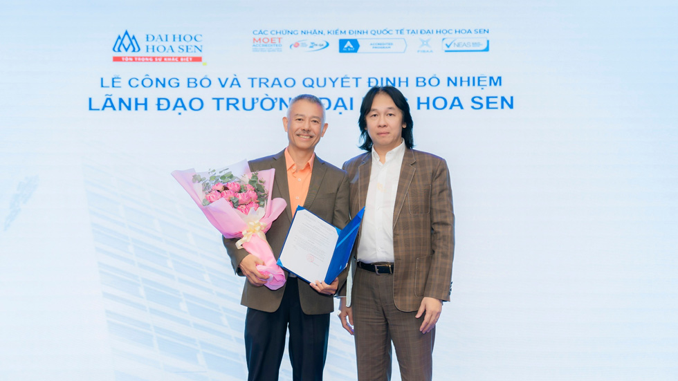 Ông Hoàng Quốc Việt – Chủ tịch Hội đồng cố vấn trường Đại học Hoa Sen trao quyết định và chúc mừng Phó Chủ tịch Hội đồng cố vấn cho GS.TS Trương Nguyện Thành.