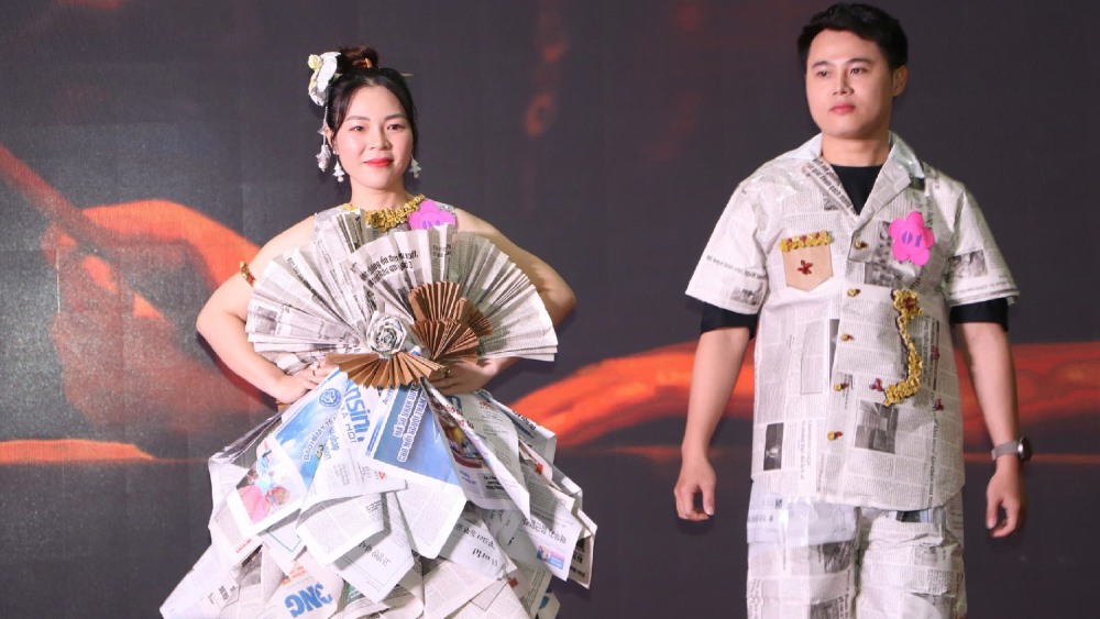 Environmentally friendly fashion show presented by doctors and medical staff throughout the medical industry. Photo: Kien Giang Health Sector Trade Union