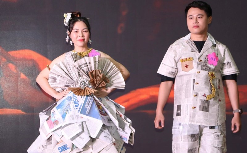 Environmentally friendly fashion show presented by doctors and medical staff throughout the medical industry. Photo: Kien Giang Health Sector Trade Union