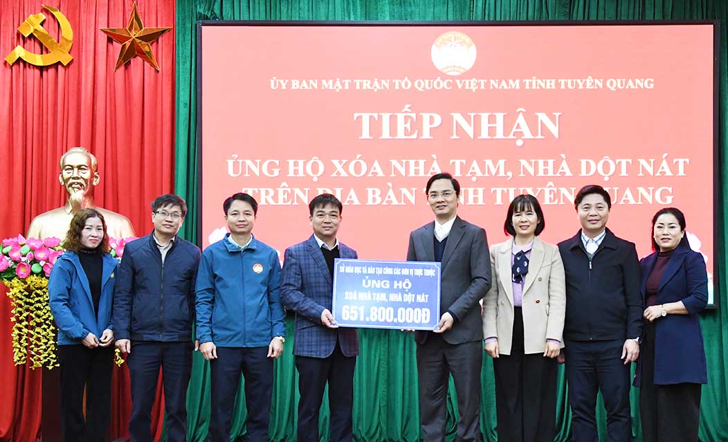 Leaders of the Department of Education and Training of Tuyen Quang province presented support for the elimination of temporary and dilapidated houses in the area. Photo: Ban Thanh.