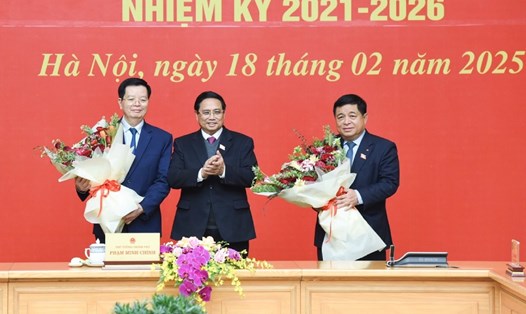 Ủy viên Bộ Chính trị, Thủ tướng Chính phủ Phạm Minh Chính tặng hoa chúc mừng Phó Thủ tướng Chính phủ Nguyễn Chí Dũng và Phó Thủ tướng Chính phủ Mai Văn Chính. Ảnh: Hải Nguyễn
