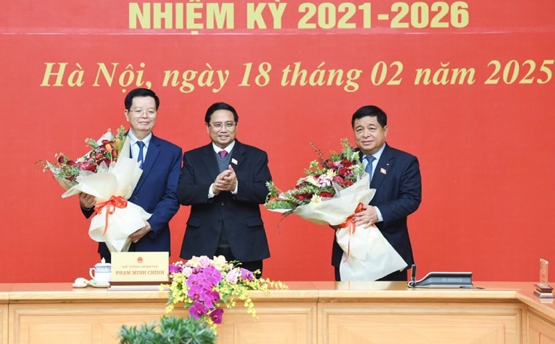 Politburo member and Prime Minister Pham Minh Chinh presented flowers to congratulate Deputy Prime Minister Nguyen Chi Dung and Deputy Prime Minister Mai Van Chinh. Photo: Hai Nguyen