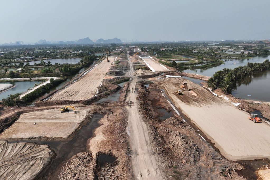 The Ha Long - Hai Phong expressway connection project to Dong Trieu city had a time when there was a shortage of raw materials for leveling the ground. Photo: Do Phuong