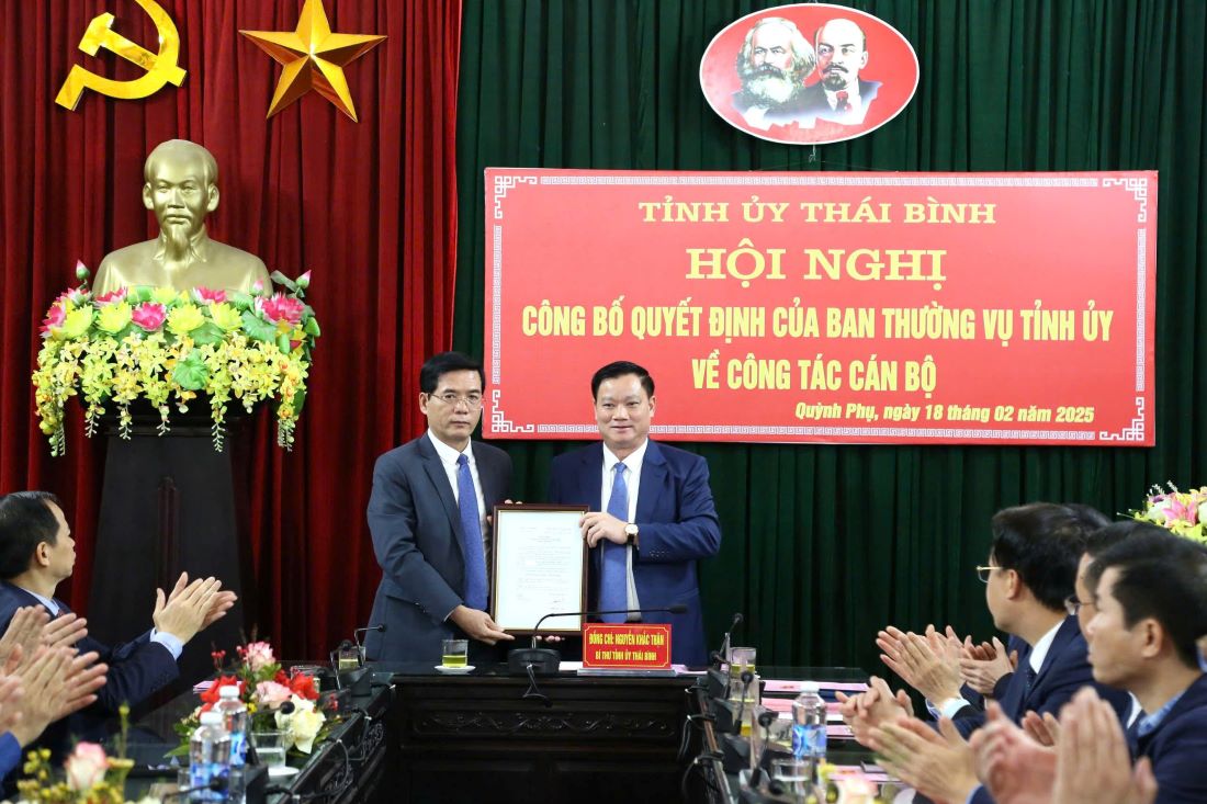 Thai Binh Provincial Party Secretary Nguyen Khac Than presented the decision to the new Secretary of Quynh Phu District Party Committee Nguyen Tien Quyen. Photo: Minh Hung