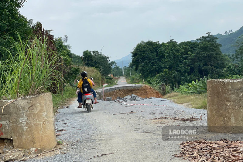 Nguoi dan di lai tren duong san bay Sa Pa bi sat lo sau mua lu va hien chua the khac phuc.