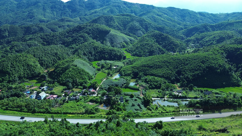 San bay Sa Pa duoc xay dung canh cao toc Noi Bai - Lao Cai (ben phai) de tao thuan loi cho viec di chuyen. 