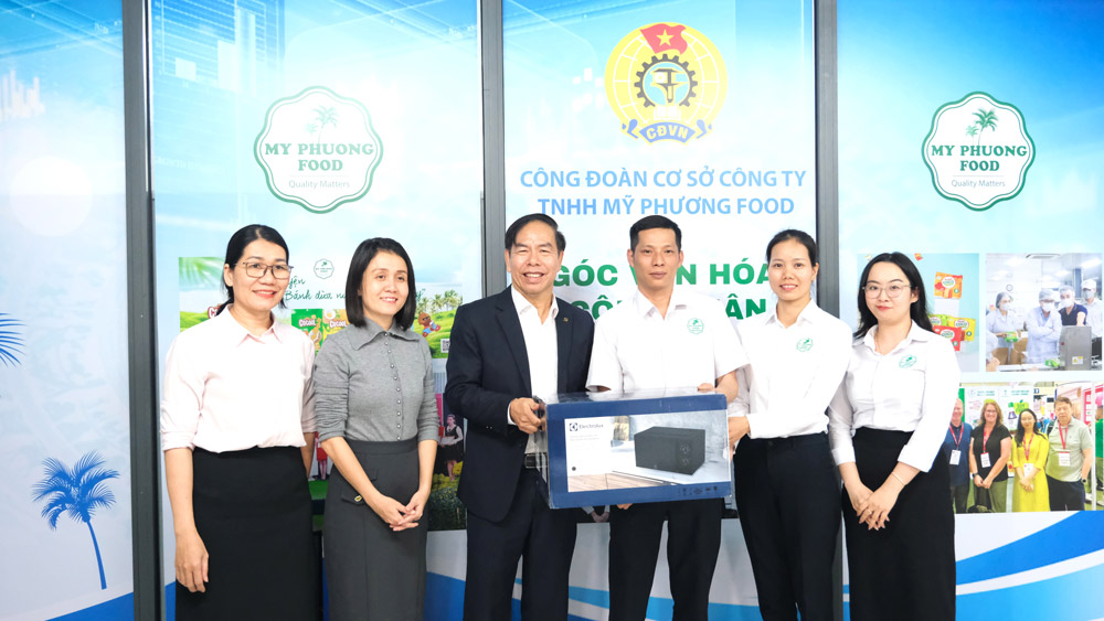 The Da Nang Labor Federation presented a mobile audio device with Bluetooth connection to the Executive Committee of the Trade Union of My Phuong Food Company Limited. Photo: Tra Van