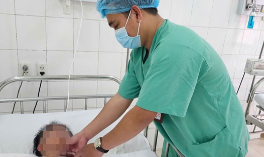 Bác sĩ Bệnh viện Trung ương Huế điều trị cho bệnh nhân bị sởi. Ảnh: Lan Hương.