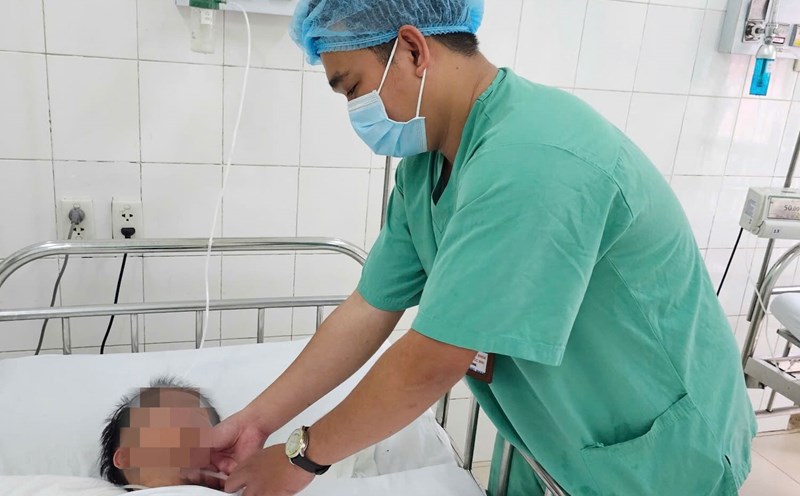 Doctors at Hue Central Hospital treat a measles patient. Photo: Lan Huong.