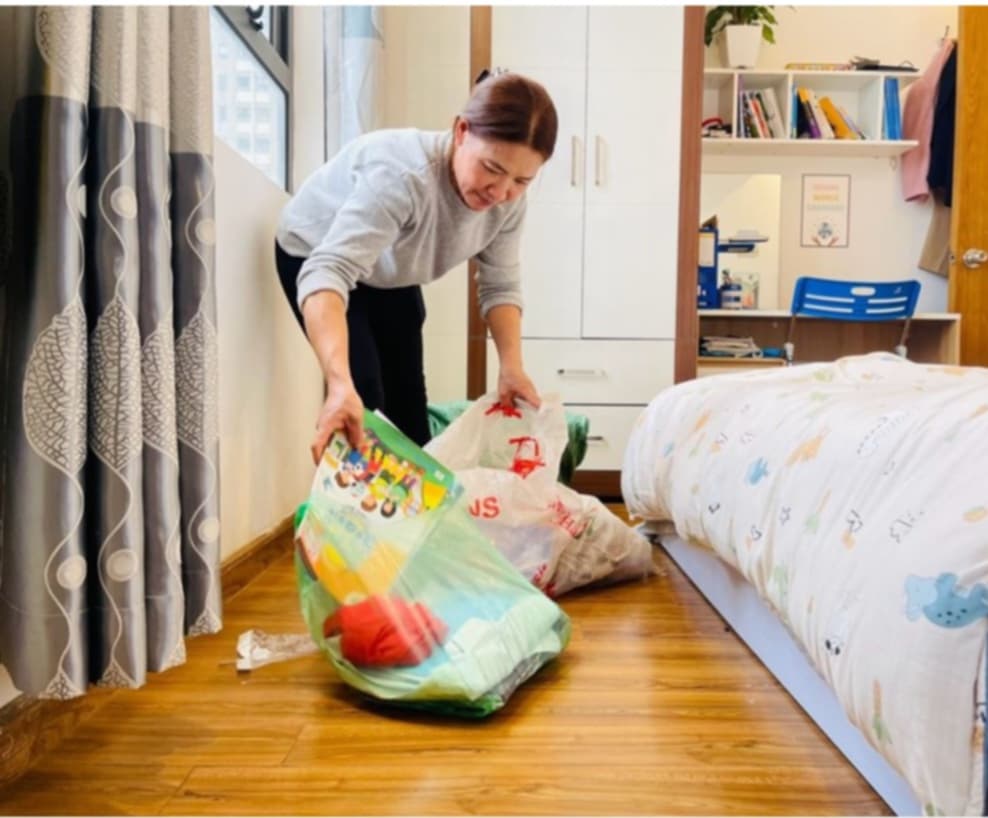 Older female workers have difficulty finding jobs, many people accept to work as hourly maids. Photo: Hanh An