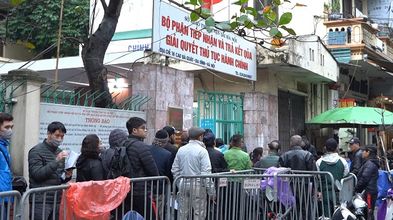 People go to change their driving licenses. Photo: Minh Hanh