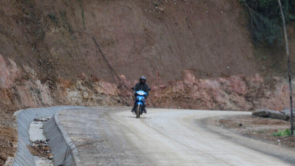 The hundred-billion-dong road connecting the district in Hoa Binh is about to be completed. Photo: Dang Tinh.