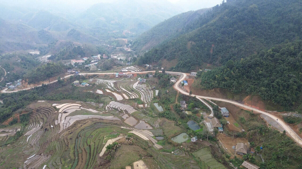 The hundred-billion-dong project is being implemented, connecting mountainous communes and extremely disadvantaged areas of Da Bac district, Hoa Binh province. Photo: Dang Tinh
