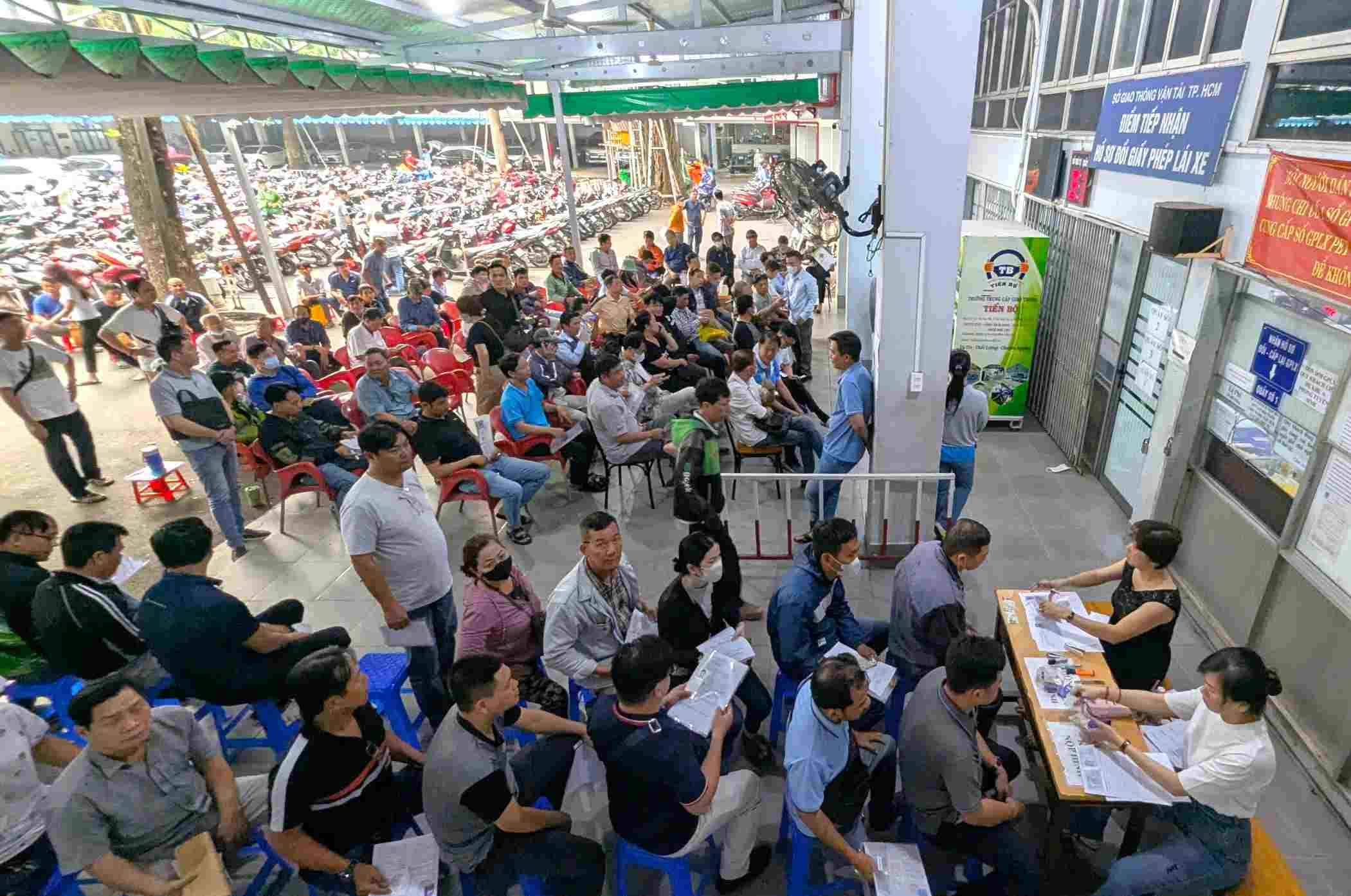 People waiting to submit documents for issuing and renewing driving licenses in Ho Chi Minh City. Photo: Anh Tu