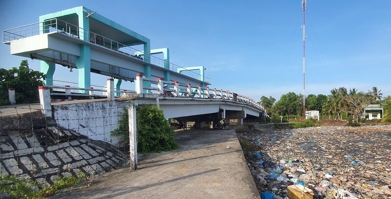 If salinity-prevention sluices are operated in Bac Lieu, the production conversion area will have 2,000 hectares of saltwater shortage for shrimp farming. Photo: Nhat Ho