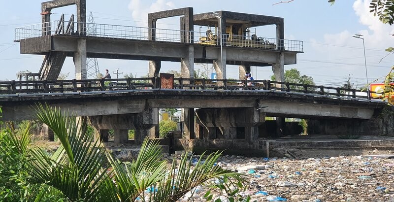 Bac Lieu cho dong cac cong ngan man khien vung chuyen doi lua - tom se thieu nuoc nam. Anh: Nhat Ho