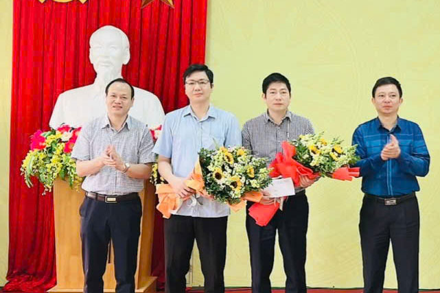 Mr. Hoang Tuan Dung - Director of Ninh Binh Radio and Television Station (far left) has written an application for early retirement. Photo: Nguyen Truong