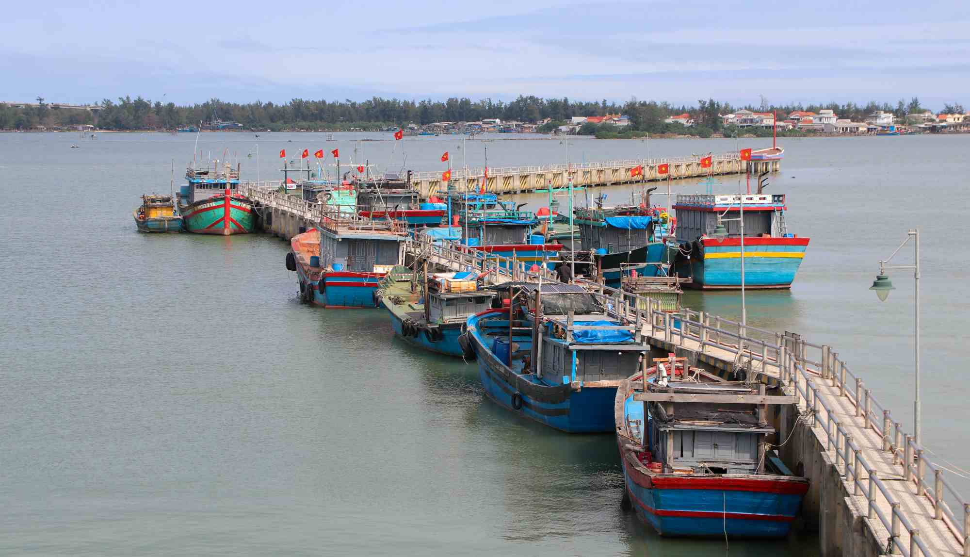 Tau thuyen cua ngu dan da neo dau ben trong cang ca 220 ti dong sau thoi gian dai cho doi. Anh: Phuc Dat