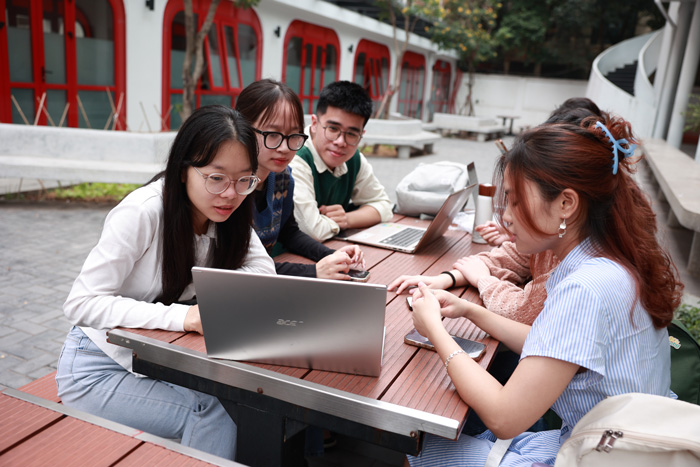 24h Education: Teachers are busy registering for extra classes. Photo: Hai Nguyen.