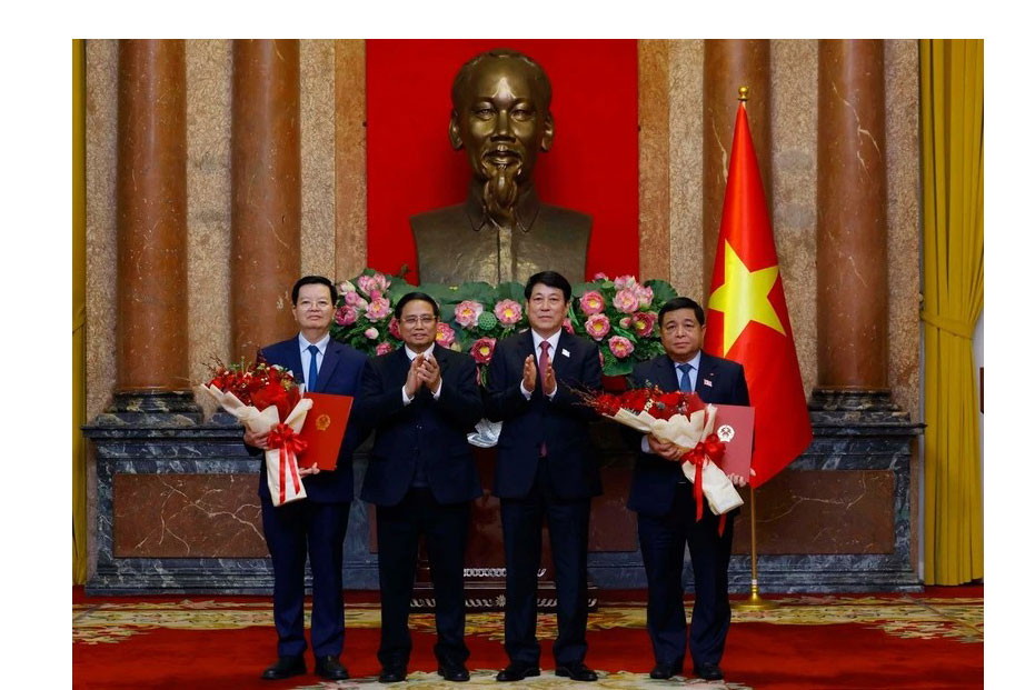 President Luong Cuong presented the appointment decision, Prime Minister Pham Minh Chinh presented flowers to congratulate Deputy Prime Minister Nguyen Chi Dung and Mai Van Chinh. Photo: Lam Khanh/VNA
