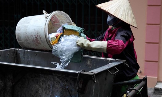 Nồm ẩm kéo dài, công nhân môi trường lo phát sinh dịch bệnh