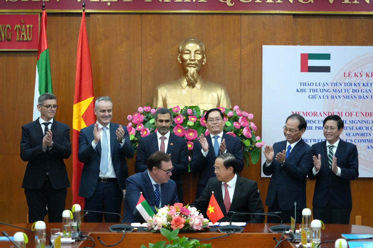 Scene of the signing ceremony of the memorandum of understanding on consulting on free trade zone between the People's Committee of Ba Ria - Vung Tau province and DP World Group. Photo: Thanh An