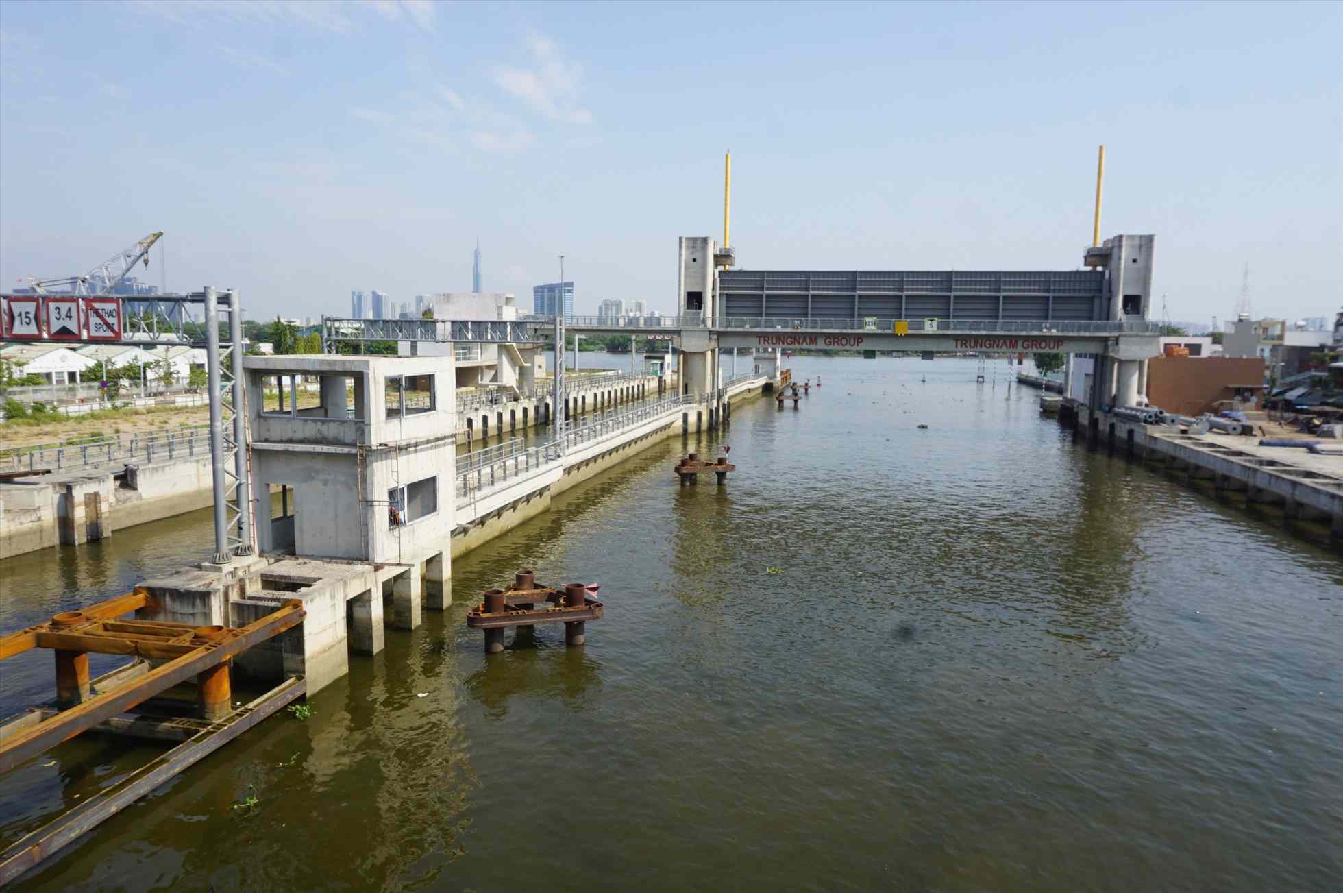 The 10,000 billion VND tidal barrier project in Ho Chi Minh City has been completed more than 90%, but has been suspended for more than 4 years. Photo: Minh Quan