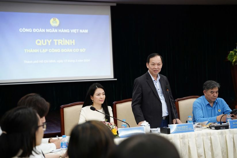 Mr. Dao Minh Tu - Permanent Deputy Governor of the State Bank, Chairman of the State Bank of Vietnam Trade Union - spoke at the meeting. Photo: NHDNH