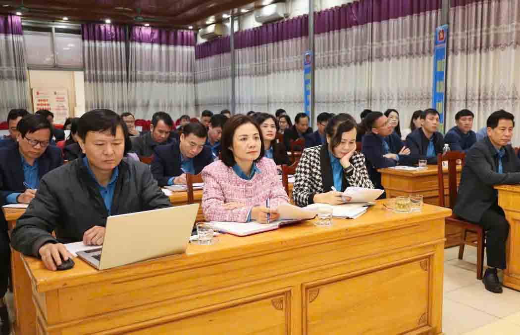 The conference disseminated the content of the project to streamline the apparatus of the Ha Tinh Provincial Federation of Labor. Photo: Xuan Truyen.